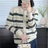 Jaqueta Cardigan de Tricô Listrada com Botões para Mulheres 2026 Primavera e Outono Nova Blusa Juvenil Solta Suéter de Outono Inverno