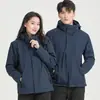 Uma Jaqueta Outdoor Destacável Três em Um para Homens e Mulheres com Características Impermeáveis e Resistentes a Manchas Dupont, Logotipo Personalizável