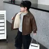 Jaqueta de Couro com Forro de Fleece para Meninos Outono/Inverno 2026 Novo Estilo Jaqueta de Couro Grossa de Inverno para Bebês Estilosa e Legal