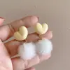 Nuevos pendientes de clip para orejas de bola de felpa color rosa leche, encantadores, para niñas, otoño e invierno, elegantes, a la moda, combinan con todo