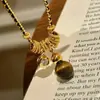 "Coração Pulsante Âmbar" Colar Pingente Círculo de Pedra Olho de Tigre Melard, Corrente de Clavícula Preto Ouro de Alto Padrão Estilo Chanel para Mulheres