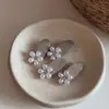 Presilha de Cabelo Flor de Liga Metálica com Strass e Pérolas Estilo Coreano Presilha Bico de Pato Exclusiva de Alta Qualidade Presilha para Franja Rebelde Acessórios de Cabelo Femininos
