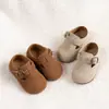 Sapatos infantis de couro camurça, estilo primavera e outono, sapatos para bebês aprenderem a andar, sapatos estilosos de princesa para crianças pequenas, sapatos para bebês com sola macia para caminhar