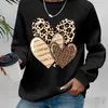Una Sudadera Marrón con Estampado de Leopardo de Dibujos Animados con Patrones de Corazones Triples Superpuestos, Perfecta para las Temporadas de Otoño e Invierno, Redonda
