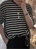 Camiseta Listrada Preto e Branco de Manga Curta para Homem, Elegante de Alta Qualidade, Manga Meia-Manga, Tendência de Verão, Retro Americano, Gola Pequena, Manga de Quarto