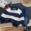 Conjunto de Dos Piezas Estilo Coreano para Chico Fresco con Sudadera de Manga Larga Polo a Rayas Color-Block y Pantalones de Mezclilla para Uso Casual