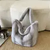 Bolso de mano de felpa moderno y elegante para mujer, gran capacidad, nueva colección 2026, bolso de hombro a la moda y chic con una sensación relajada y lujosa