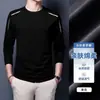 Camiseta casual versátil de manga larga para hombre para otoño, cuello redondo, color liso moderno, cómoda, transpirable y de corte holgado.