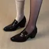 Mocasines de piel suave, negros, con tacón grueso, que presentan una hebilla retro estilo británico, diseño fácil de poner y quitar, y un acabado de piel suave para un look chic y elegante.