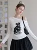 Camiseta blanca de manga larga con hombros descubiertos de moda para mujer, diseño de otoño 2026, con cintura fruncida y top base de capa interior