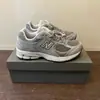 Zapatos Putian Originales Puros NB2002RA Gris Yuanzu Gamuza Retro Transpirables Zapatos para Correr Zapatos de Papá Cómodos