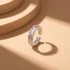 Anel moderno e popular de zircônia requintado e ultrabrilhante para mulheres, luxo leve com um toque de alta qualidade, anel aberto ajustável, banhado a ouro real