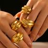 Anillo Francés Nuevo Rayado Multinivel con Abertura de Gota Diseño Retro Personalizado Acero Titanio Chapado en Oro de 18K Primera Joyería