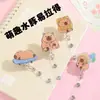Hebilla retráctil de alta elasticidad con diseño de capibara de dibujos animados de moda para tarjetas de identificación escolar y tarjetas de comedor, Hebilla retráctil creativa de regalo pequeño