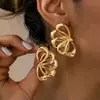 Un par de elegantes pendientes de media flor con diseño calado para mujer, perfectos para uso casual y diario.