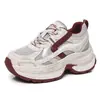 Zapatos de papá para mujer de suela gruesa para aumentar la altura, nuevo modelo otoño 2026, zapatillas casuales versátiles de moda, zapatillas para aumentar la altura