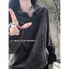 Camiseta masculina solta, fina e respirável de manga longa e gola V, com design desgastado, perfeita para o outono, simples, versátil e estilosa.