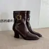 Botines de moda de tacón alto estilo británico de 7 cm, nuevo modelo otoño e invierno 2026, punta fina, tacón grueso, cremallera trasera, botas de moda para mujer