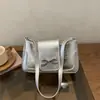 Nuevo diseño de moda con lazo, simple, casual, retro, color liso, bolso pequeño cuadrado de un solo hombro para debajo del brazo de verano 2026 para mujer