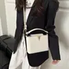 Bolso Pequeño Versátil de Moda 2026 Invierno Nueva Moda Forma de V Diseño Simple de Nicho Bolso de Hombro Cruzado
