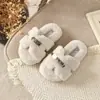 Novas Pantufas Peludas para Meninas Outono/Inverno 2026, Modernas para Usar ao Ar Livre, Fivela de Metal, Confortáveis e Quentes, Pantufas de Algodão para Bebê
