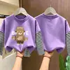 Camiseta de manga comprida para meninos, algodão puro, novo estilo primavera e outono 2026, camada interna listrada para meninos pequenos, camiseta base infantil falsa de duas peças