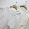 [BiZheng] Nova Camiseta Base Versátil Slimming com Estampa de Letras Estilo Coreano para Mulheres 5881 - Lançamento Primavera 2026