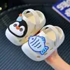 Tamancos infantis de EVA para o verão, sandálias de desenho animado antiderrapantes para uso interno para meninas, sandálias para crianças maiores e bebês, sandálias de praia