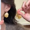 Aretes de borla con pétalos de lentejuelas doradas, diseño elegante, ligeros y lujosos, chapados en oro real con retención de color, adecuados para mujeres