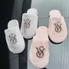 Pantuflas de algodón esponjoso para mujer, versátiles para otoño e invierno, nuevas pantuflas cálidas para el hogar con pedrería brillante, zapatos de moda para mujer para exteriores