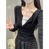 Camiseta negra de manga larga de dos piezas de imitación para mujer, nuevo modelo primavera y otoño 2026, cuello en V, mult Botones, camiseta base ajustada, top de bloques de color