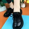 Zapatos Pequeños de Cuero con Cordones para Mamá para Mujer 2026 Otoño Nuevos Suela Gruesa Suela Suave Zapatos de Una Sola Pieza para Personas de Mediana Edad y Mayores Cómodos Versátiles Mocasines