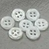 Botões de madrepérola de água doce esculpidos com flor de ameixa natural, botões duplos brancos requintados de dois furos, botões de madrepérola de água doce de rio espessados