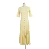 Vestido de tricô com estilo redutor de idade para mulheres no início do outono, com babados, acabamento de folha de lótus, botões dourados, mangas de comprimento médio, cintura marcada, fenda frontal, vestido longo plissado