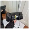 Bolso de Hombro Único con Acabado de Laca para Debajo del Brazo, Estilo Francés, Modelo Nuevo de Moda 2026, Hebilla de Cierre, Bolso Baguette Retro Chic de Moda