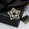 Broche de Moda Retro Flor Perla Diamante Joker de Alta Gama Color Natural Aleación Corsage Alfiler para Ropa Hebilla