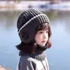 Gorro de Protección para Oídos Infantil Otoño e Invierno Aterciopelado Engrosado Lana Unisex Estudiantes de Primaria Tejido de Copos de Nieve Gorro con Bufanda Set de Dos Piezas