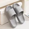 Pantuflas de Verano Qidashun con Sensación de Caminar sobre las Nubes para Uso en Casa, Nuevo Estilo de Pantuflas de Baño para Pareja para Hombres y Mujeres, Venta al por Mayor