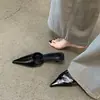 Mules Puntiagudos Temporada Primer Encuentro para Mujer, Zapatillas de Verano de Tacón Bajo y Punta Cerrada, Nuevo Estilo Francés Versátil Elegante de Tacón Kitten 2026