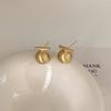 Nuevos aretes simples de alta gama de lujo ligero ins versátiles modernos de otoño con cuentas diseño blanco a la moda dulce