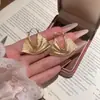 Pendientes de metal estilo vintage tipo bolso para mujer, ear cuffs geométricos texturizados cepillados de nicho, pendientes de lujo ligero de alta gama