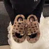 Chinelos grossos e estilosos com estampa de leopardo para mulheres, novidade da moda outono/inverno 2026, chinelos de pelo slip-on versáteis e populares