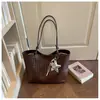 Bolso tote tejido de moda y elegante 2025 nuevo bolso tote de estilo retro coreano de moda simple de gran capacidad de un solo hombro bajo el brazo