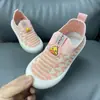 Novos Sapatos Respiráveis de Malha Vazada para Crianças Primavera/Verão, Sapatos Antiderrapantes Fly-Knit, Sapatos de Bebê com Solado Macio, Sapatos Casuais Slip-On