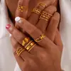 Anillo de dedo con diseño de costura hueca geométrica de nicho retro británico, anillo de apertura de acero de titanio chapado en oro, joyería en capas