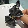Pinza de Plátano Floral Estilo Francés con Dientes, Tela Rosa Suave, Elegante Herramienta para Peinar el Cabello, Versátil para un Look Femenino