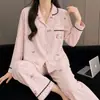 Conjunto de duas peças feminino para primavera e outono: cardigã de lapela com estampa de leopardo rosa bordada, tamanho grande, mangas compridas, calça comprida, feito de algodão nuvem