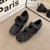Sapatos Mary Jane de bolinhas da moda para mulheres, nova coleção de verão 2026, design de bico quadrado, elegantes e versáteis, perfeitos com vestidos, sapatos baixos