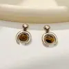 Brincos vintage de luxo leve estilo francês com um design de alta qualidade, adequados para o trabalho, argolas da moda em formato de lua, brincos de luxo leve