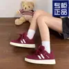 Tênis Esportivos Casuais Versáteis de Verão 2025 Novos Estilo Hong Kong Campus Nicho Sapatos Vermelhos para Mulheres Ins